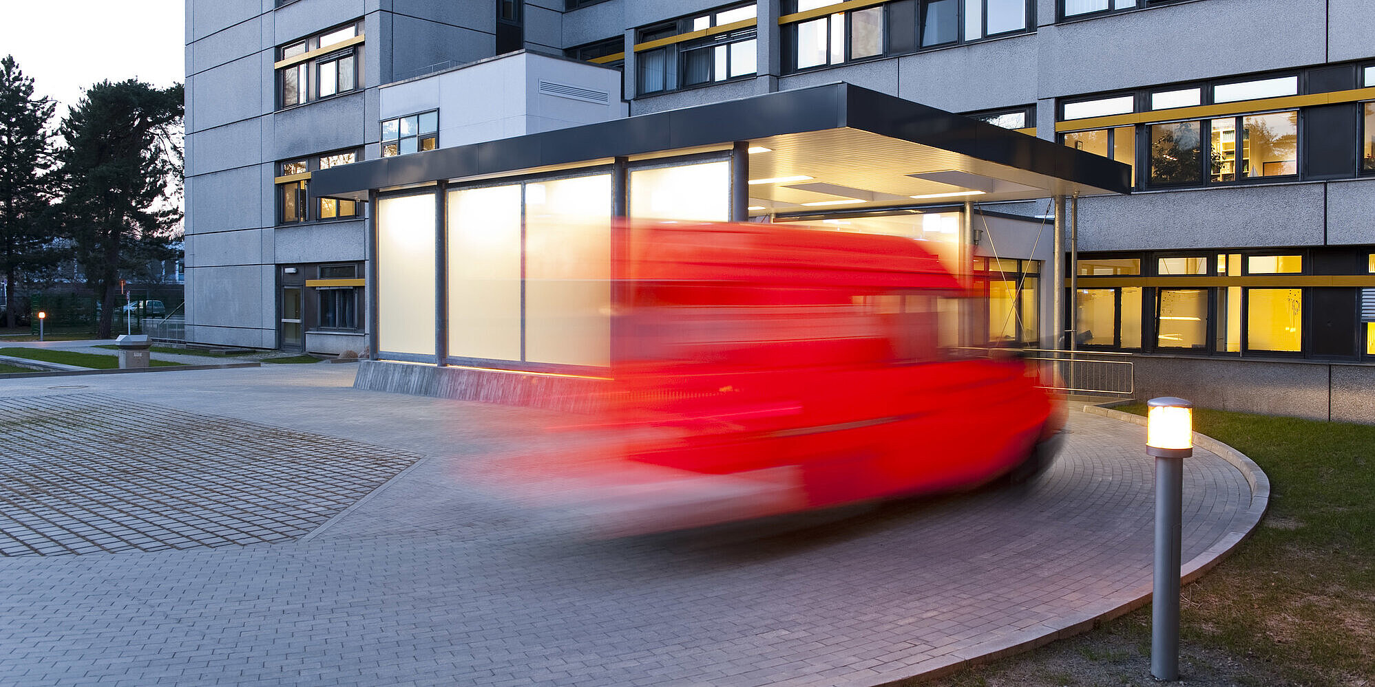Glätte auf den Straßen: Auch Rettungsstellen der Johannesstift Diakonie stoßen an die Kapazitätsgrenzen. Krankenwagen fährt in die Rettungsstelle vor dem Evangelischen Waldkrankenhaus Spandau