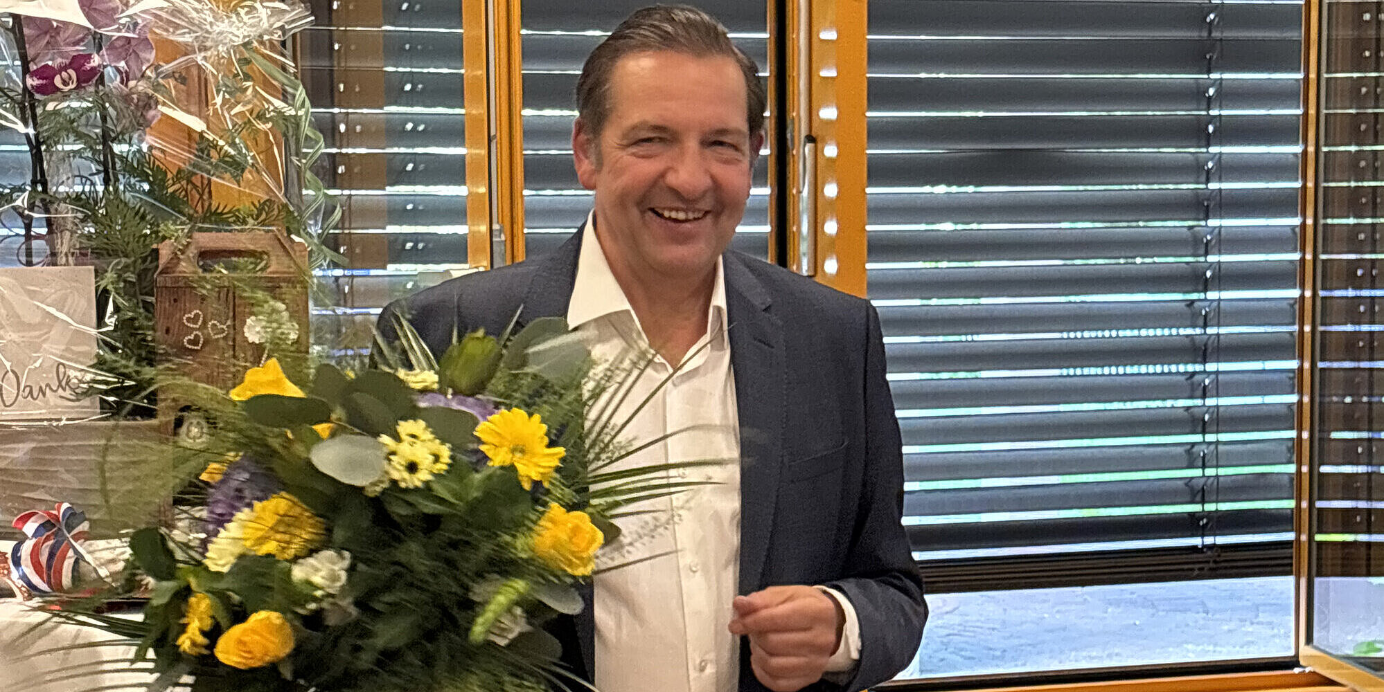 Dr. med. Stephan-Matthias Reyle-Hahn Dr. med. Stephan-Matthias Reyle-Hahn mit Blumenstrauß