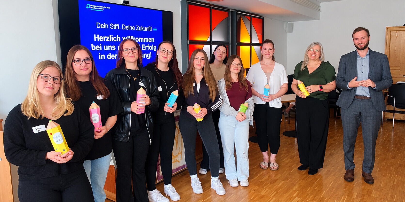 Zwei Klassen und insgesamt 60 junge Menschen starteten am 01.09.2026 in das neue Ausbildungsjahr an der Krankenpflegeschule. Gruppenfoto mit einem Teil der 60 neuen Auszubildenden am Paul Gerhardt Stift und im Pflege & Wohnen Georg Schleusner
