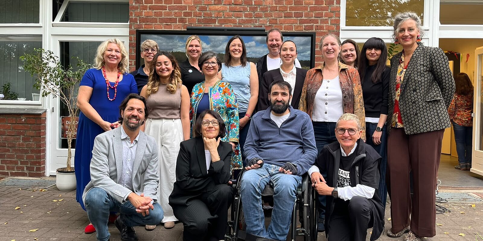 Seit 2016 unterstützt DiaLOG-IN Menschen mit Migrationsgeschichte, Fluchterfahrung und kognitiver Beeinträchtigung bei der Integration in die Gesellschaft und den Arbeitsmarkt. Gruppenfoto bei der Jubiläumsfeier im Oktober 2026
