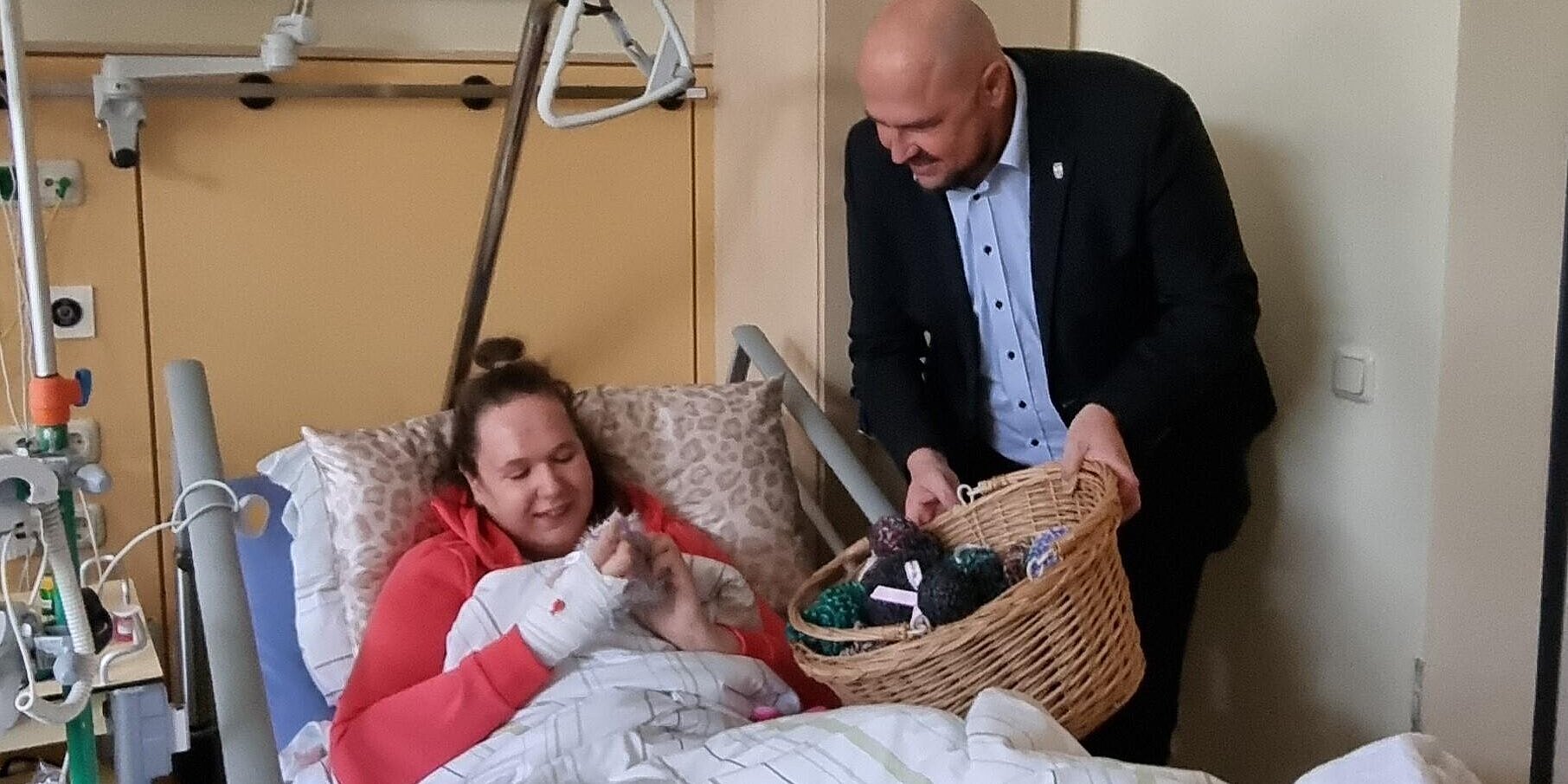 Eine junge Patientin freut sich über die kuschelige Osterüberraschung. Patientin bekommt von Bezirksbürgermeister einen Kuschel-Osterhasen geschenkt