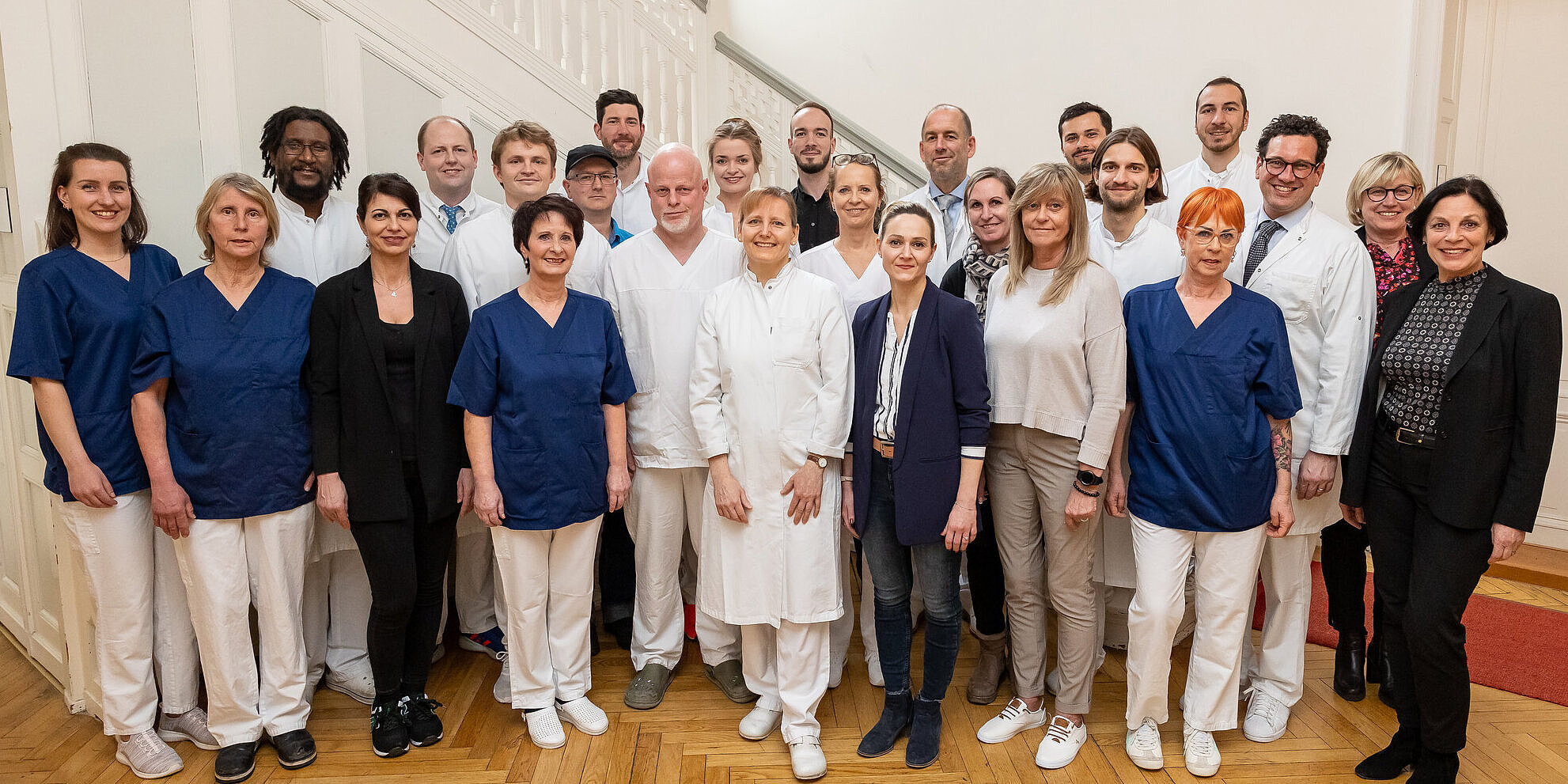 Das Team der Klinik für Orthopädie/Unfallchirurgie und Sportmedizin ist für Sie da. Gruppenfoto: Team der Klinik für Orthopädie/Unfallchirurgie und Sportmedizin
