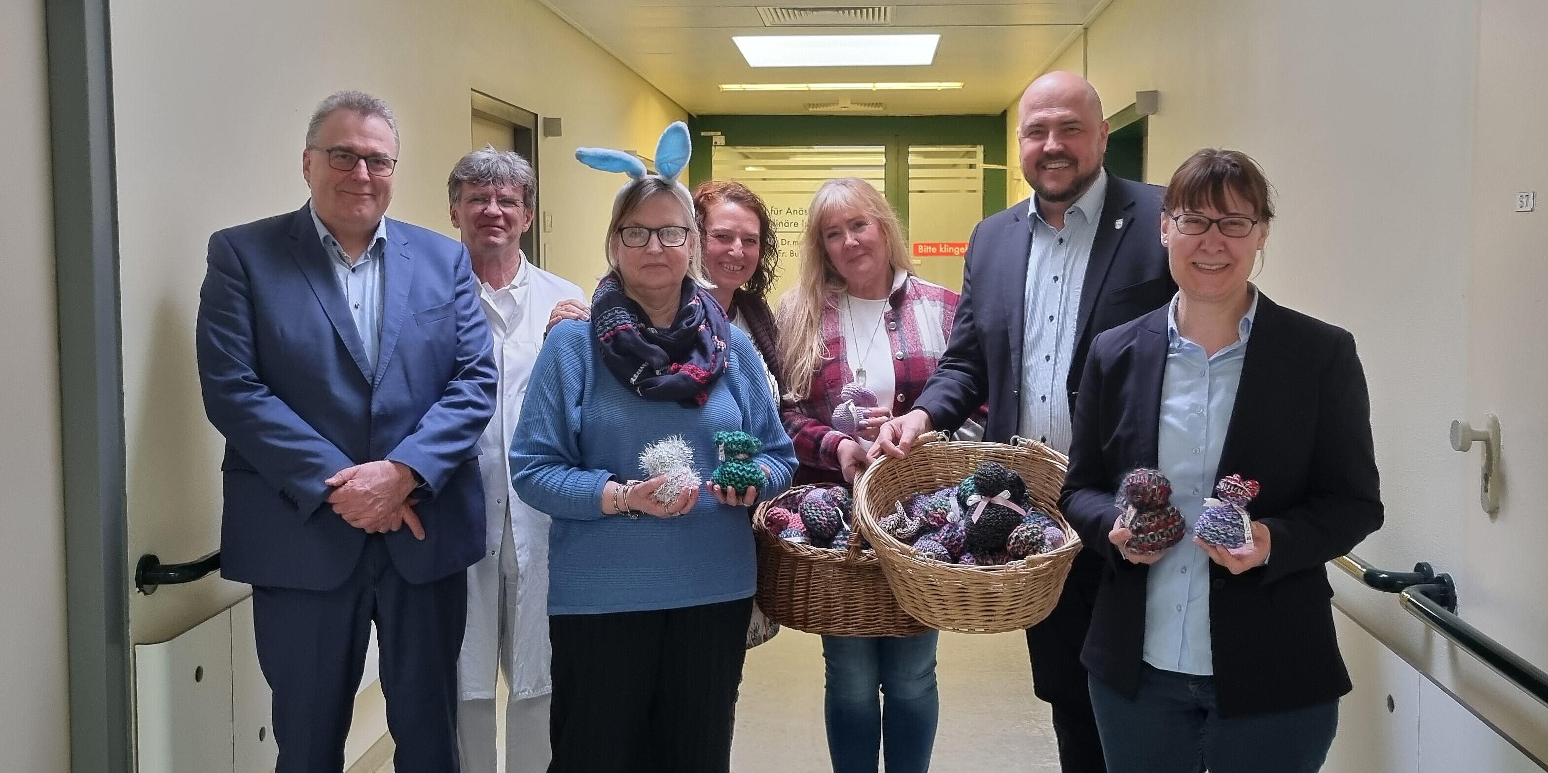 Geschäftsführer Carsten Schaulinski und Chefarzt PD Dr. med. Frank Jochum mit den Gästen aus dem Bezirksamt Spandau Beate Frädrich, Aileen Stange, Claudia Blum, Bezirksbürgermeister Frank Bewig und Bezirksstadträten Tanja Franzke (von links). Gruppenfoto mit Geschäftsführung, Chefarzt und Gästen aus dem Bezirksamt Spandau.
