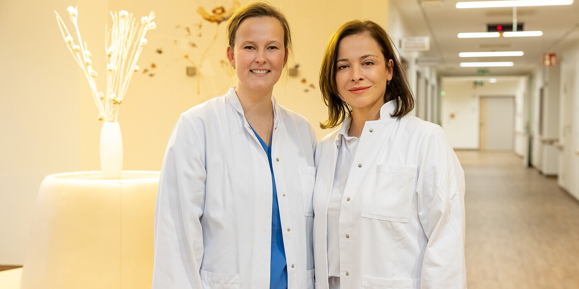 Das Team der Urogynäkologie ist für Sie da. Zwei Ärztinnen stehen nebeneinander.