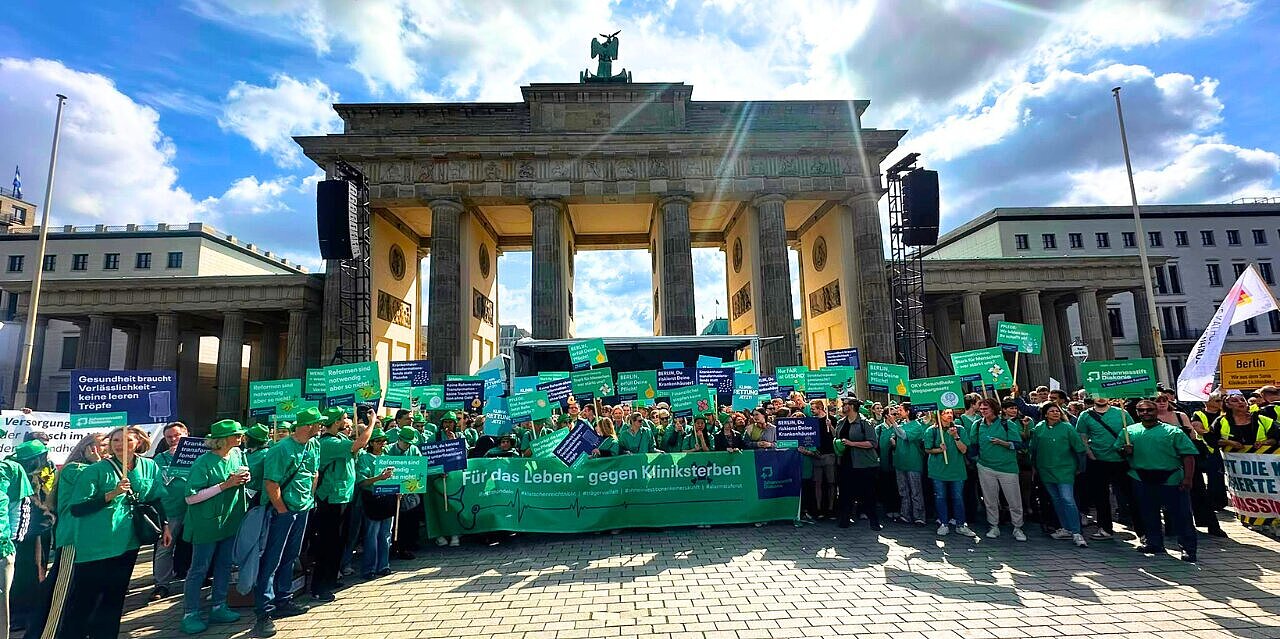 Die Johannesstift Diakonie beteiligte sich mit rund 350 Mitarbeitenden am Protest gegen das geplante GKV-Gesetz Foto der 350 Mitarbeitenden der Johannesstift Diakonie vor dem Brandenburger Tor in Berlin anlässlich des Protests gegen das geplante GKV-Gesetz