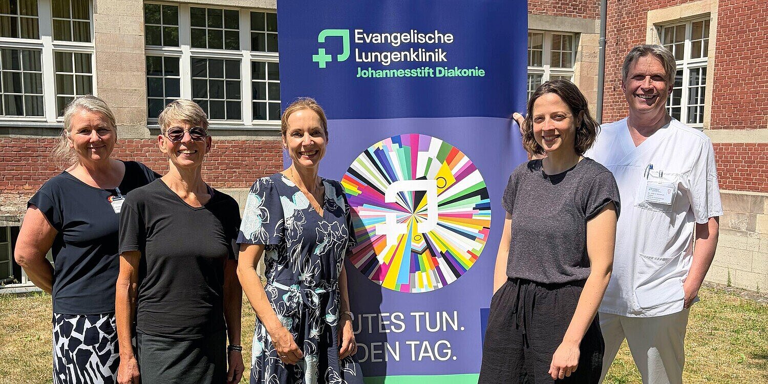 Evangelische Lungenklinik und GesBiT: Gemeinsam für eine inklusive Zukunft Gruppenfoto zum Auftakt der Zusammenarbeit von Lungenklinik, GesBiT und ARRIVO Berlin. Von links: Bianca Grau (Pflegedirektorin Evangelische Lungenklinik), Sylke Hölscher (Geschäftsführung Gesbit), Cathleen Biesen (Geschäftsführung Evangelische Lungenklinik), Johanna Bohnsack-Fach (stellv. Projektleitung Arrivo Berlin Gesundheit, Pflege, Soziales), Dr. Hartmut Brestrich (Ärztlicher Direktor Lungenklinik)