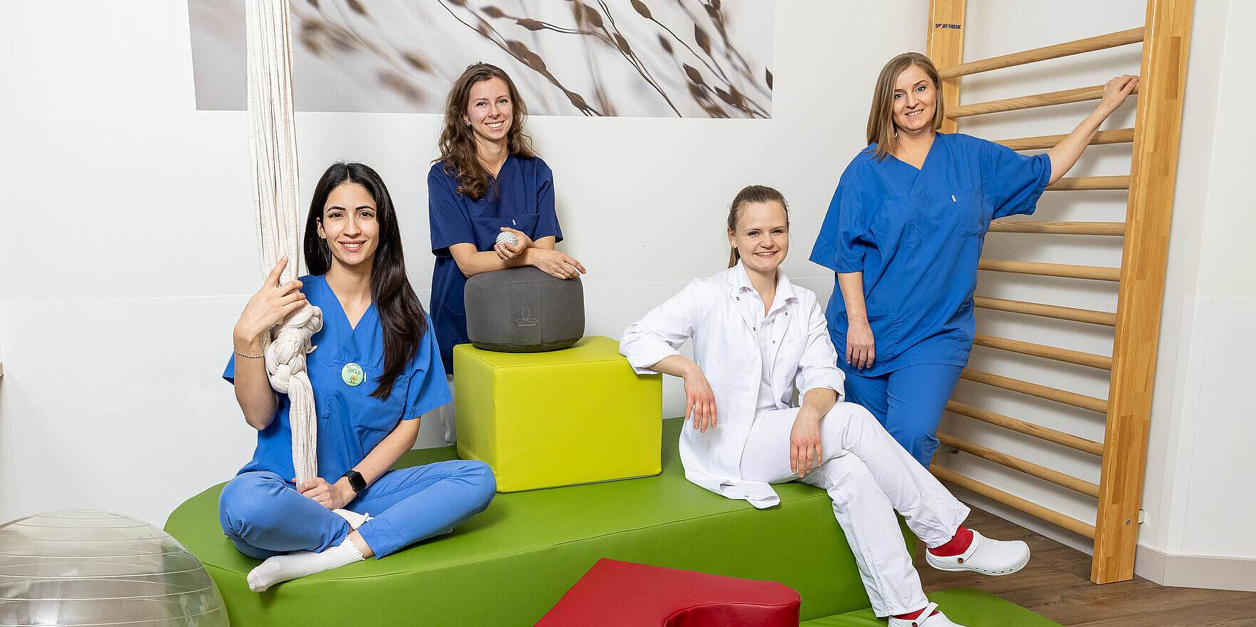 Das Team der Geburtshilfe ist für Sie da. Vier Frauen stehen als Gruppe zusammen
