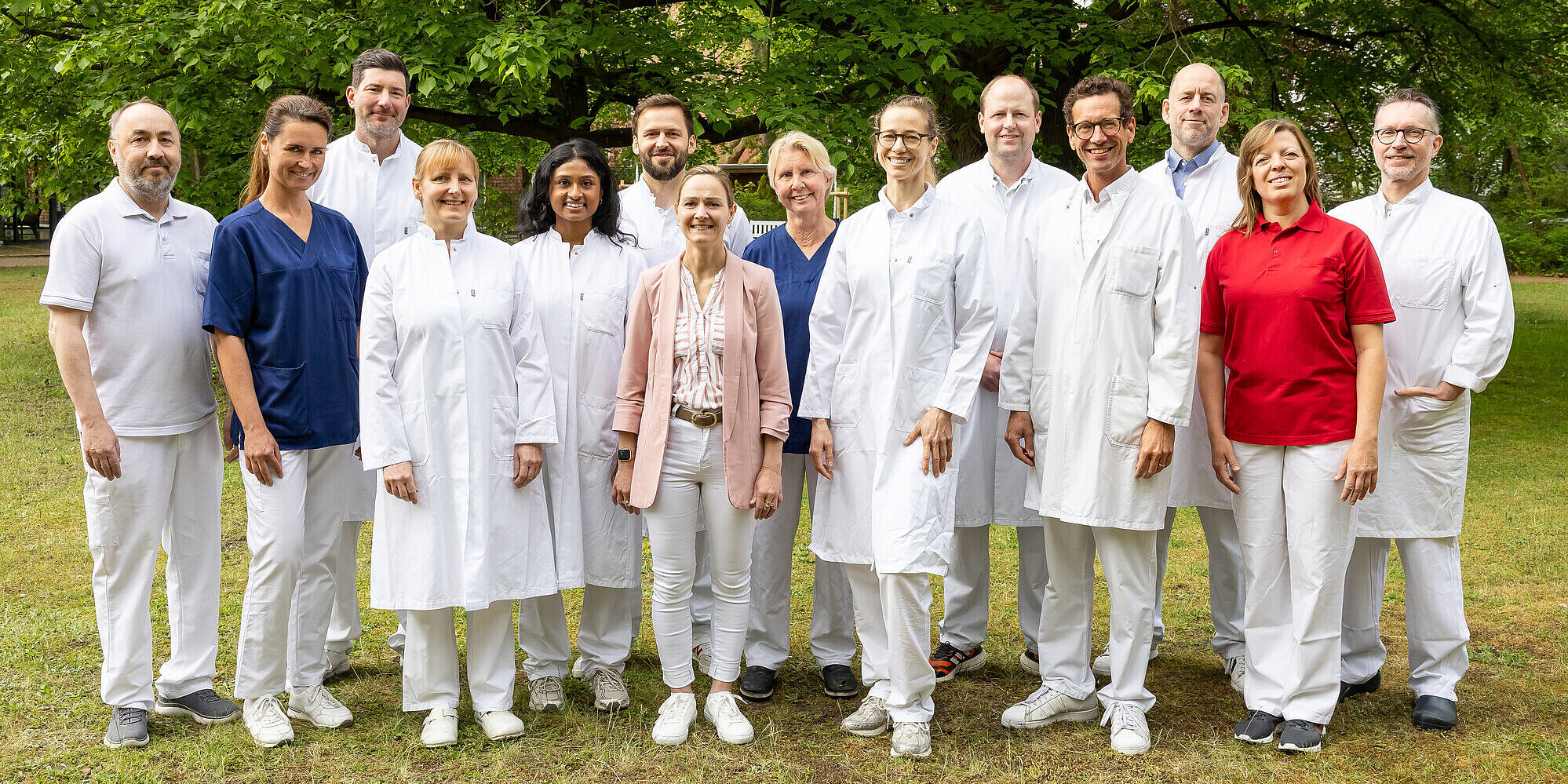Lernen Sie uns kennen! Teamfoto der Klinik für Orthopädie und Unfallchirurgie