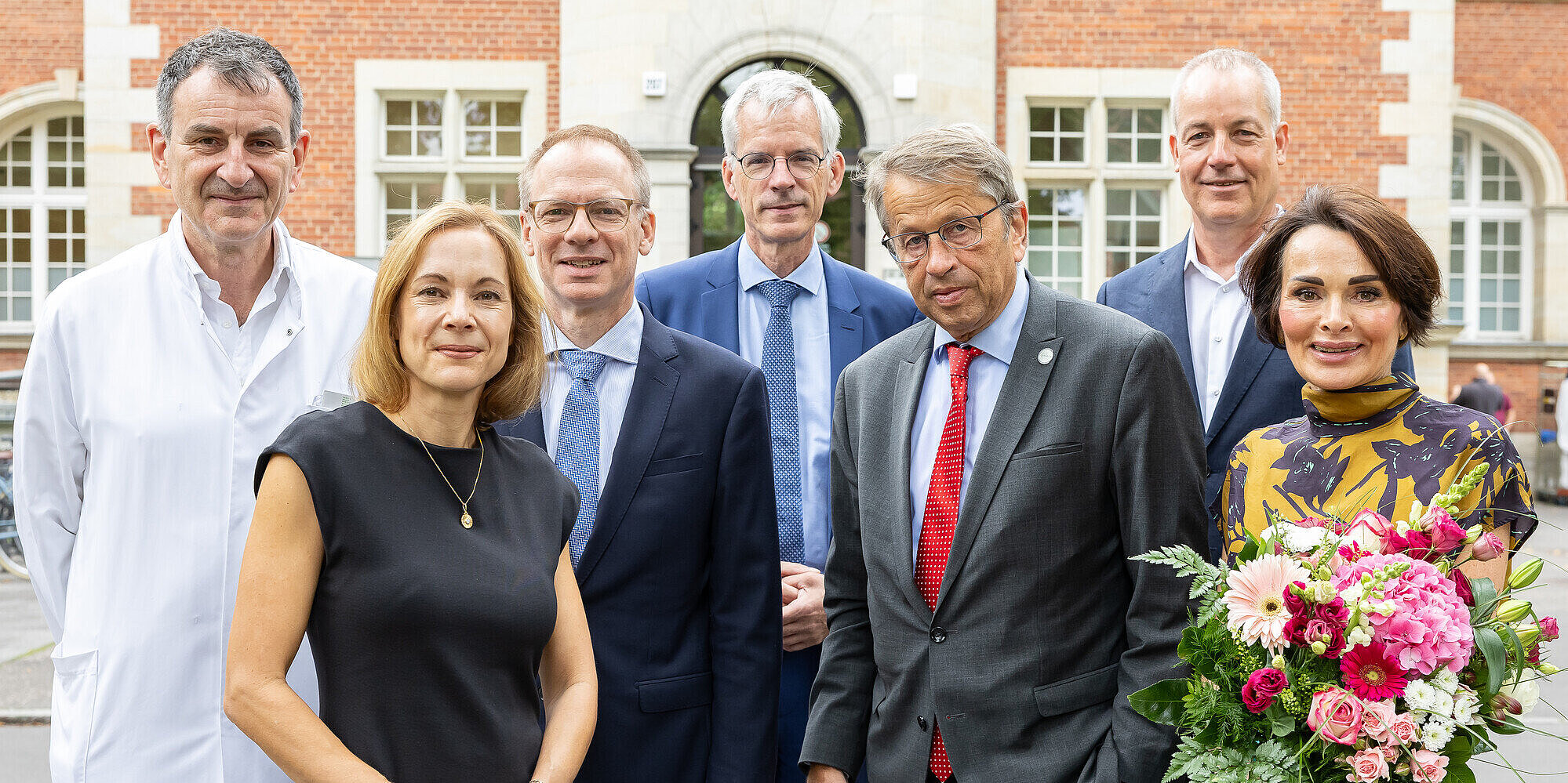 Die Charité – Universitätsmedizin Berlin und die Evangelische Lungenklinik gründen zum 1. September 2026 das „Deutsche Lungenzentrum Charité-ELK“ (DLZC-ELK). Prof. Christian Grohé, Cathleen Biesen, Prof. Dr. med. Martin Witzenrath, Prof. Dr. Martin E. Kreis, Vorstand Krankenversorgung der Charité, Prof. Dr. Heyo K. Krömer, Vorstandsvorsitzender der Charité, Prof. Lutz Fritsche, Vorstand JSD und Corina Naujock Leiterin Klinische Kooperationen, Charité (von Links) auf dem Gelände der Evangelischen Lungenklinik