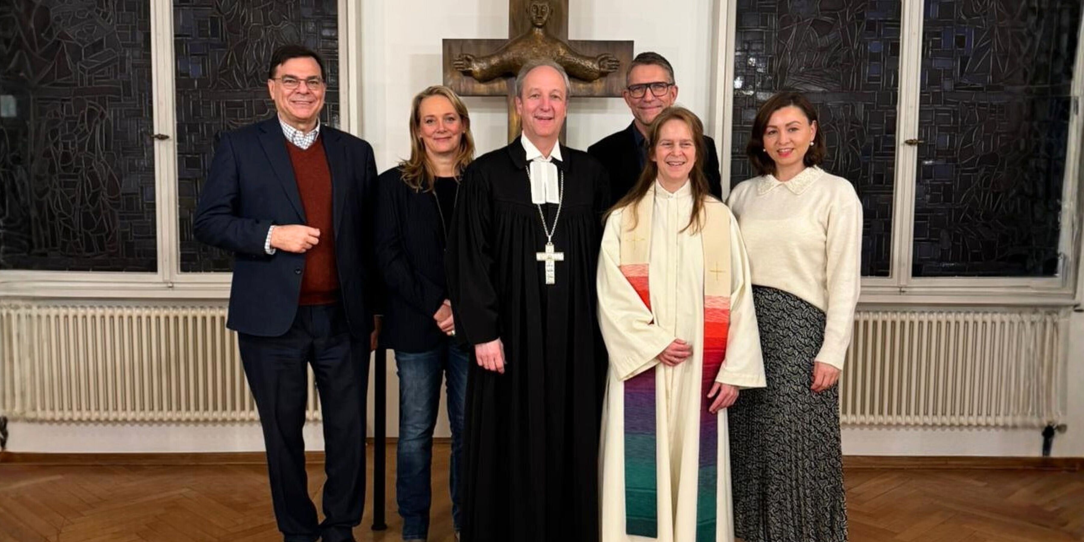 Feierlicher Gottesdienst mit Bischof Dr. Christian Stäblein im Evangelischen Krankenhaus Hubertus Gruppenfoto mit Bischof Dr. Christian Stäblein und Vertreter*innen der Johannesstift Diakonie