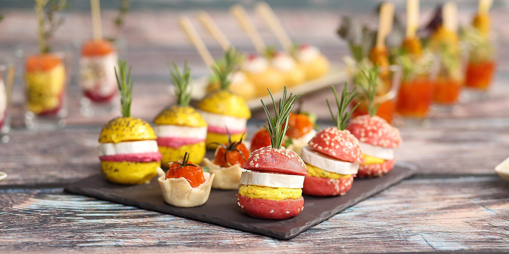 Eine kreative, gesunde und schmackhafte Küche sowie exzellenter Service Nahaufnahme von verschiedenen, aufwendig verzierten Häppchen.
