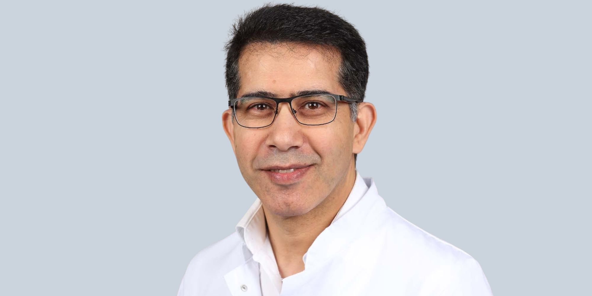 Dr. med. Shahram Yousefi übernimmt die Leitung der Klinik für Gefäßchirurgie und endovaskuläre Therapie sowie die Leitung des Gefäßzentrums Berlin-Brandenburg. Porträt Dr. med. Shahram Yousefi
