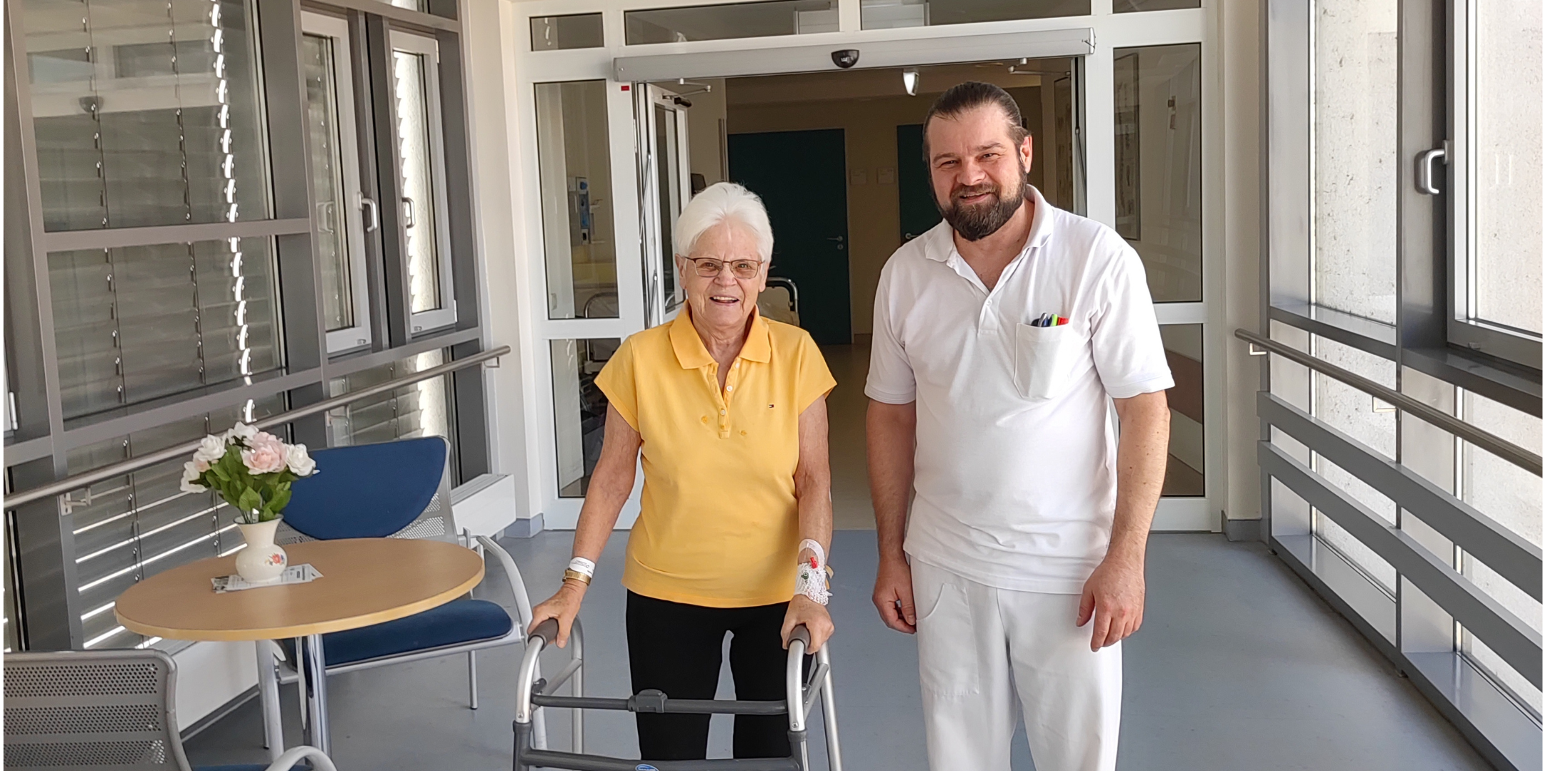 Bild von Chefarzt Dr. med. Stephan David bei Re-Zertifizierung als Endoprothetikzentrum nach DIN EN ISO 9001 mit Patientin Bild von Chefarzt Dr. med. Stephan David bei Re-Zertifizierung als Endoprothetikzentrum nach DIN EN ISO 9001 mit Patientin