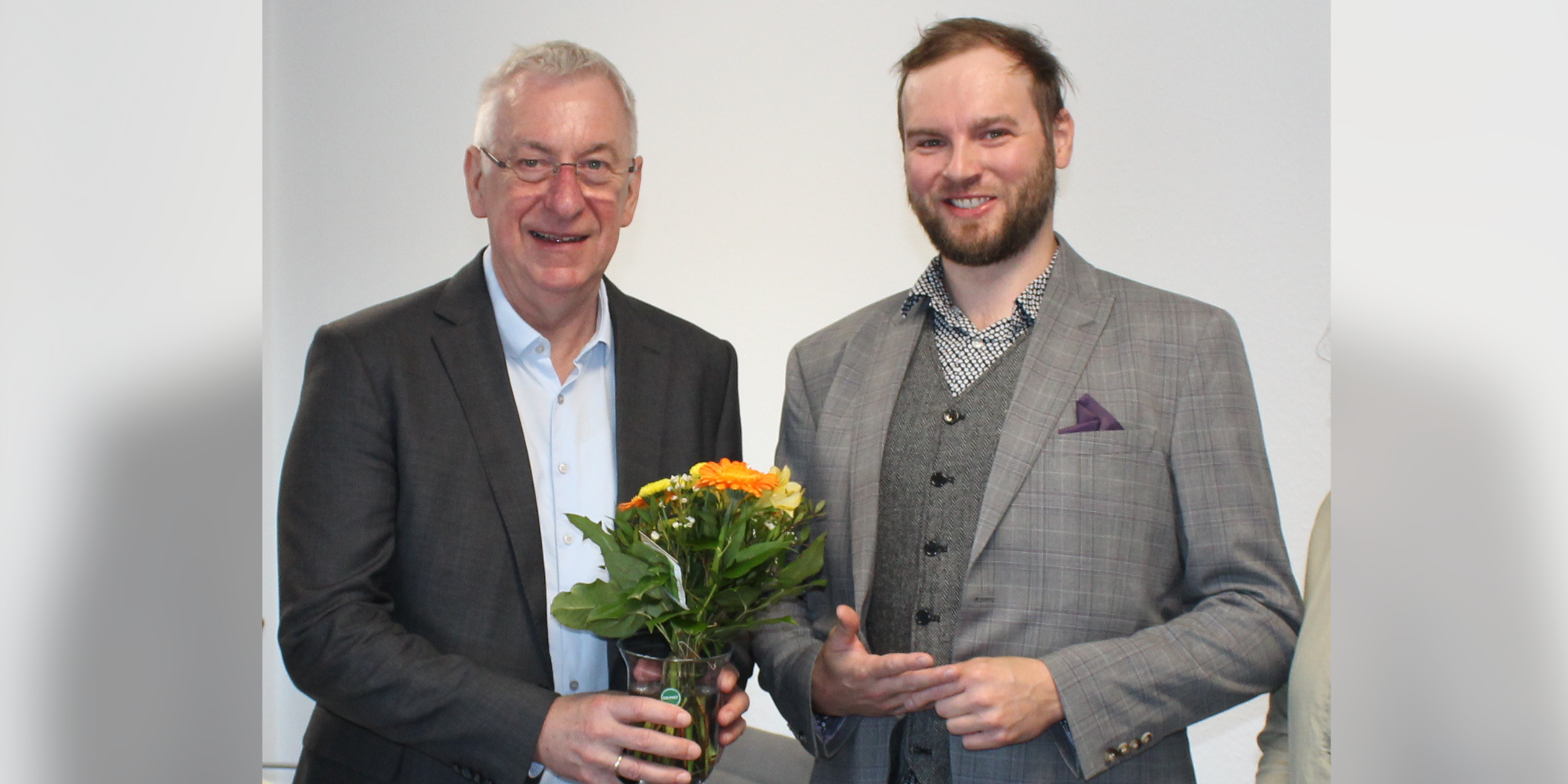 Geschäftsführer Matthias Lauterbach (links) begrüßt den neuen Leiter der Krankenpflegeschule, Herrn Oskar Schindler. Geschäftsführer überreicht Blumen an neuen Schulleiter